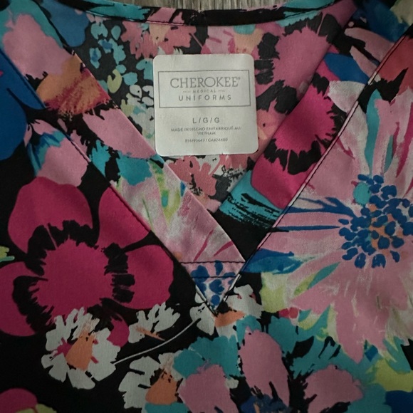 Cherokee Floral V-neck Scub Top - Picture 2 of 6